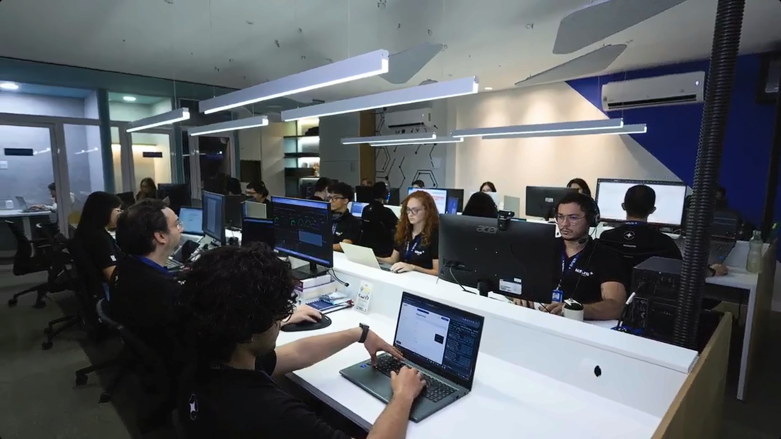 Equipe de engenharia da IDUS em ambiente de trabalho