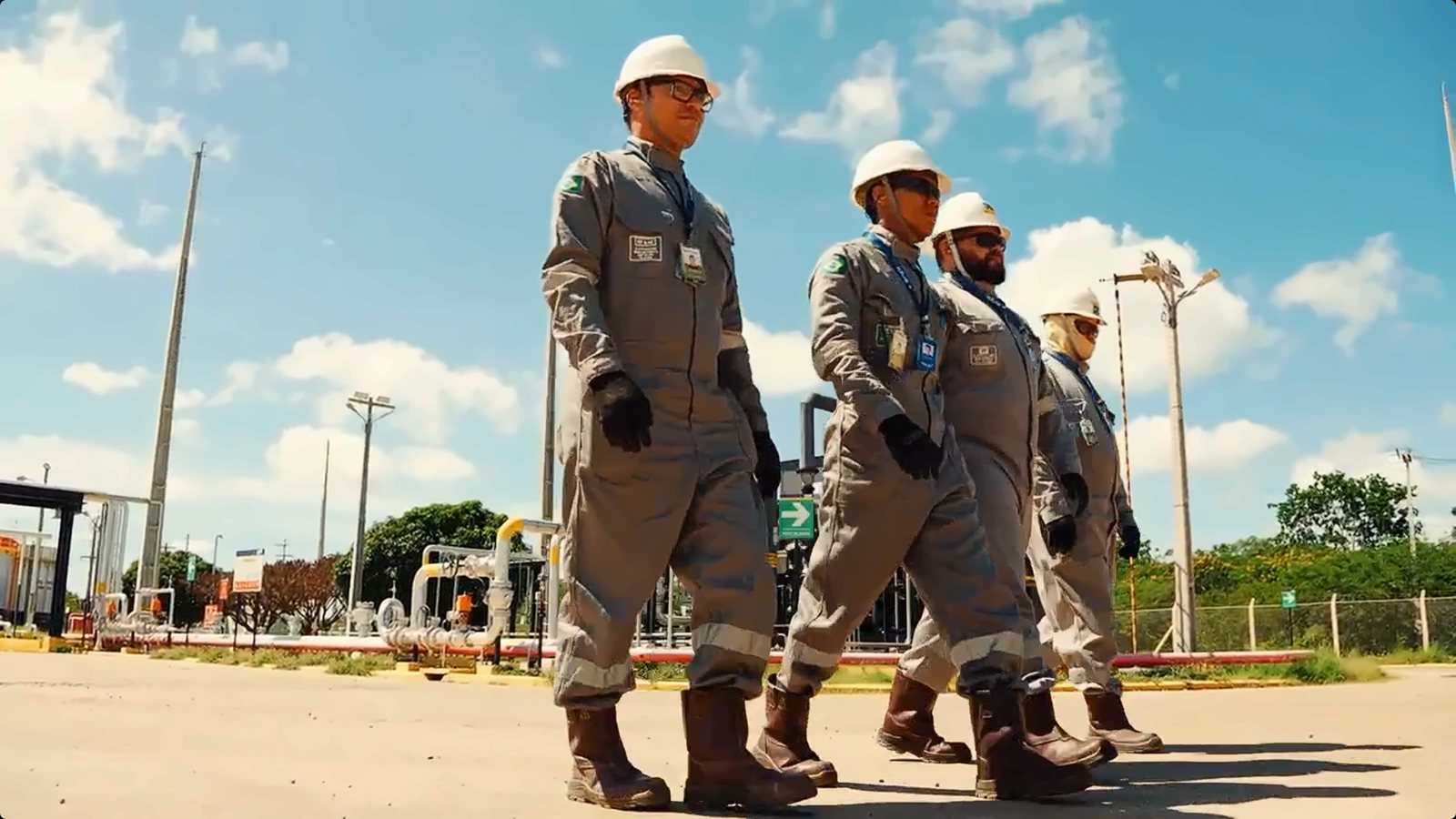 Equipe da IDUS em deslocamento por uma planta de processamento