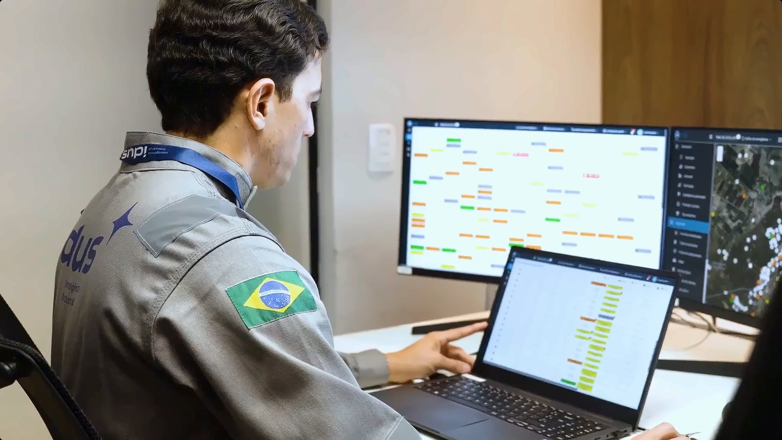 Profissional utilizando o MAP em ambiente de demonstração da IDUS