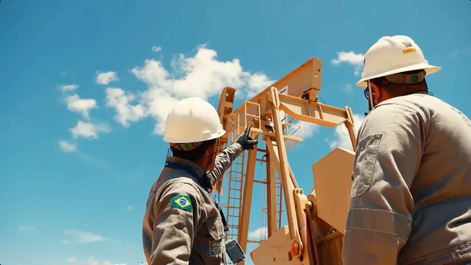 Equipe da IDUS inspecionando uma unidade de bombeio mecânico em campo